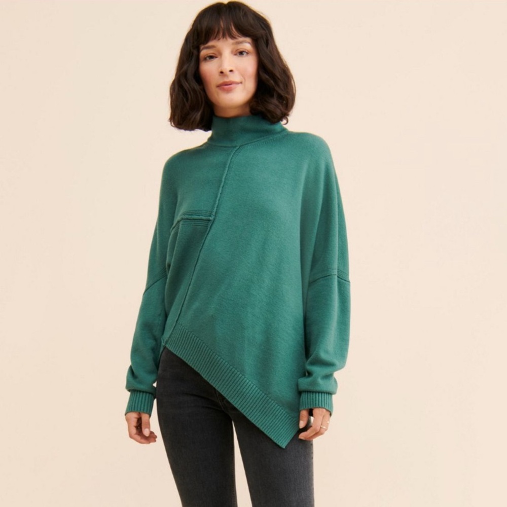 Flat white asymmetrical hem turtleneck sweater